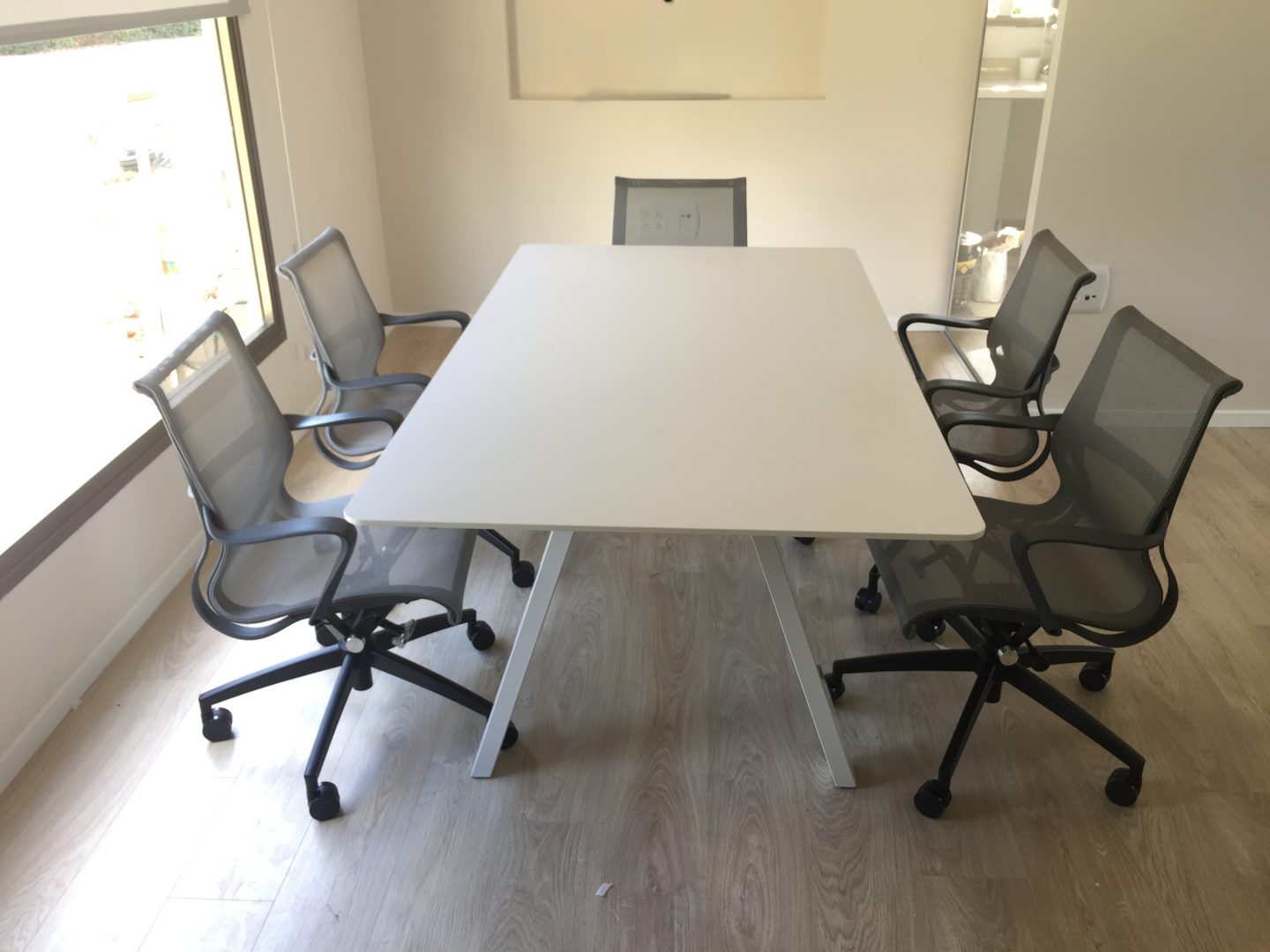 שולחן לחדר ישיבות דגם V - new-office-masters